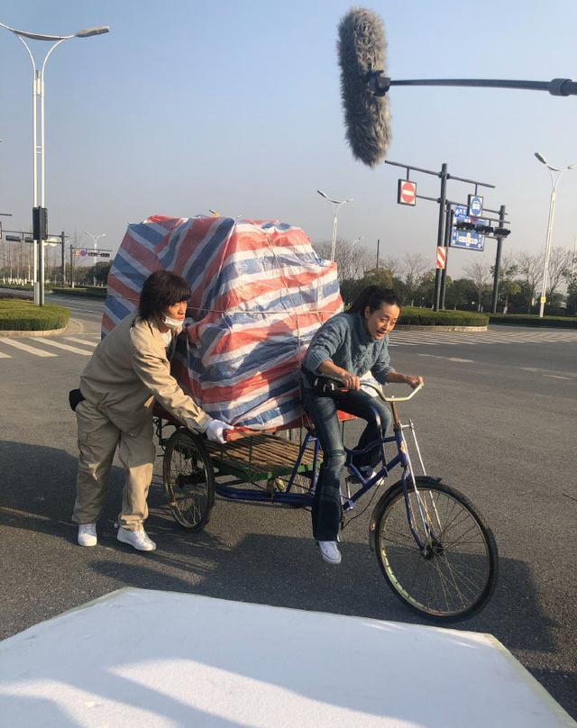 马伊俐拍新戏变身骑三轮的快乐青年,网友心疼她太瘦感觉起不动!_场景