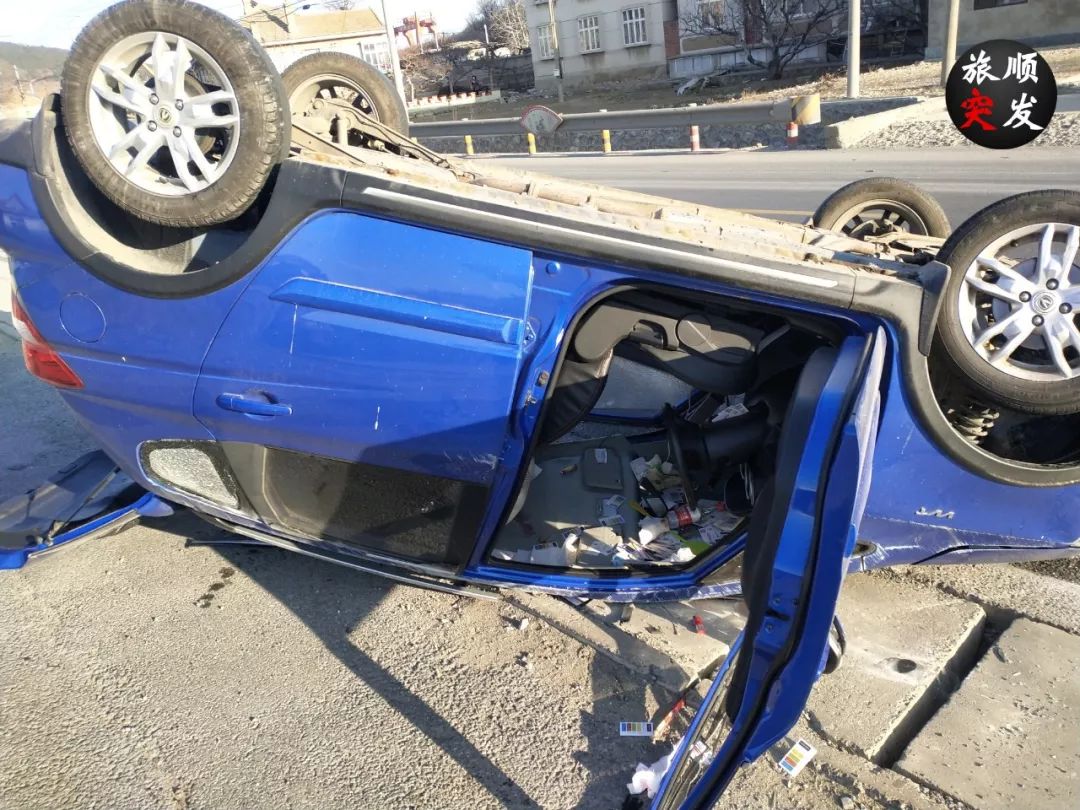 今日丨旅顺一起事故 女司机翻车"底朝天" 现场无人伤.