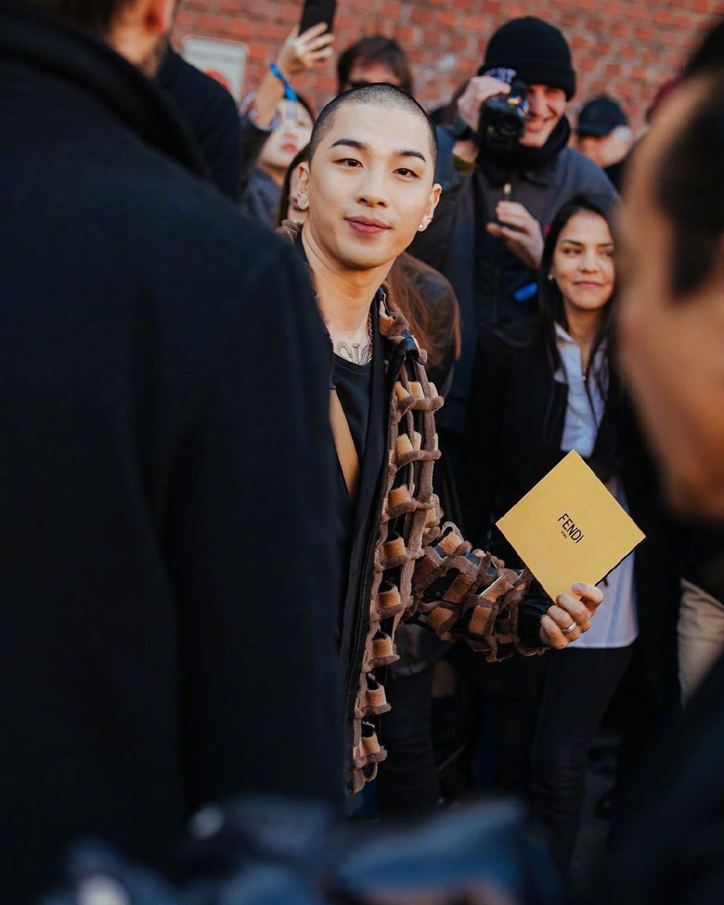 bigbang成员太阳一身霸气造型时装周现身时装周丨利落短发魅力值爆表