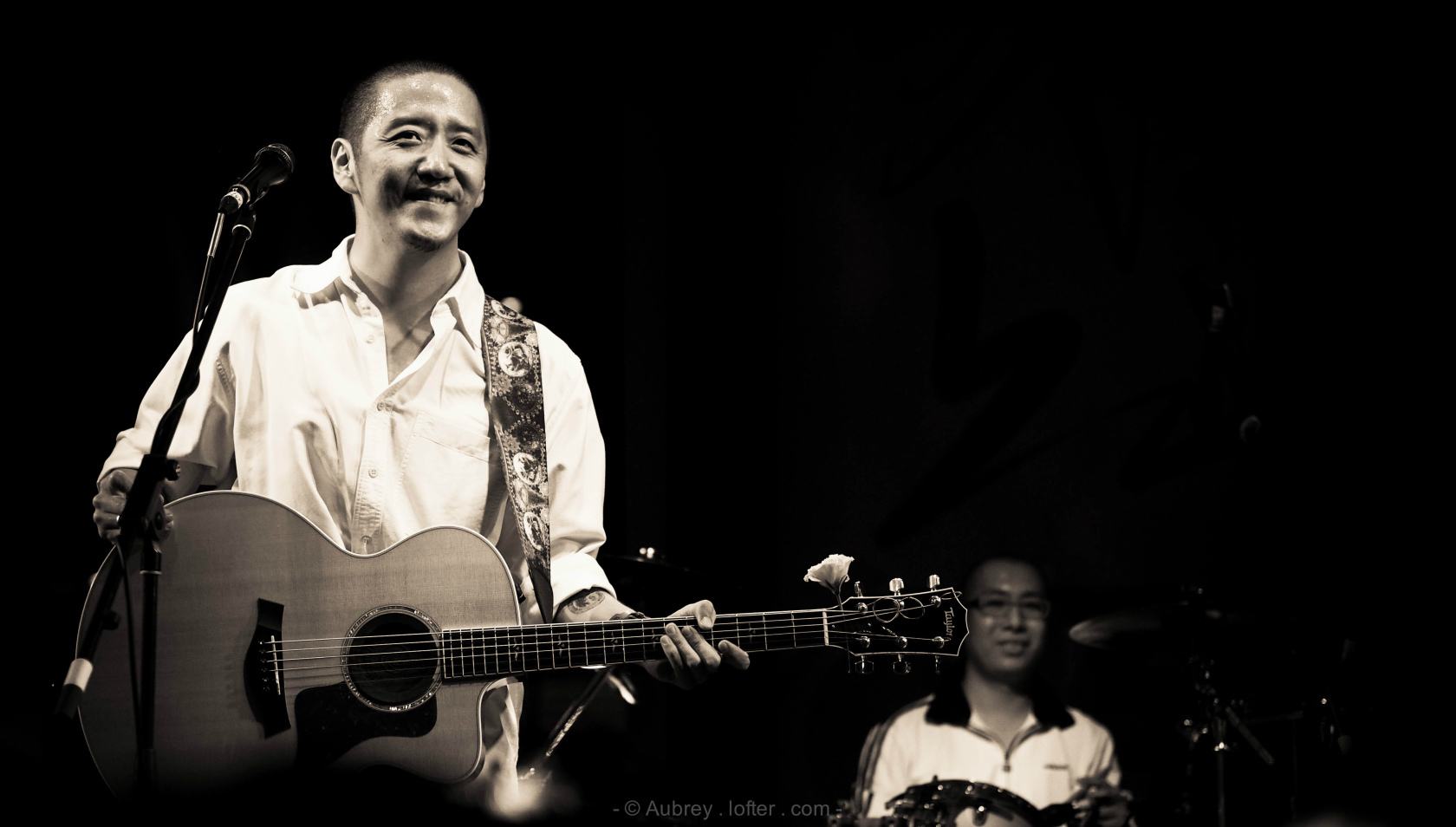 微博发文"看图说话"爆出郝云妻子王珊珊出轨,并发出大量微信聊天记录