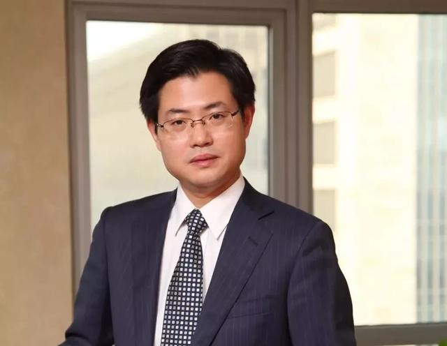 珠江投资发了一条内部公告,称上海公司董事长冯劲义不再担任任何职务