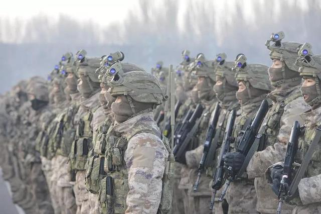 星空迷彩不断上镜,官媒镜头下,解放军"颜值"变化有多大?