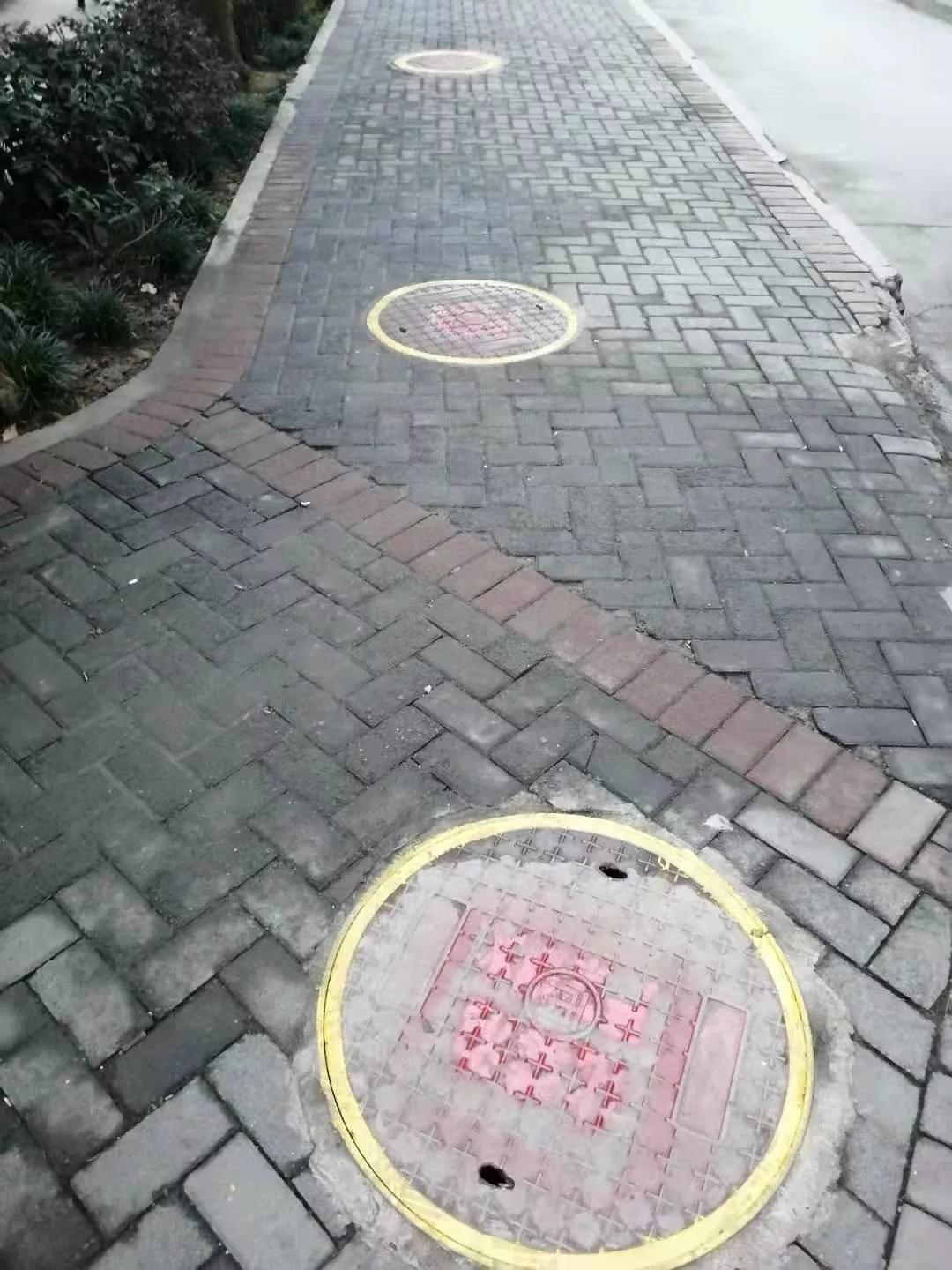 是我们守护安全的边界井周边亮黄色的警示圈带是化粪池井盖醒目的"新