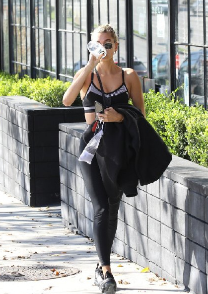 原创比伯娇妻海莉只穿运动内衣出门无惧镜头大秀性感曲线