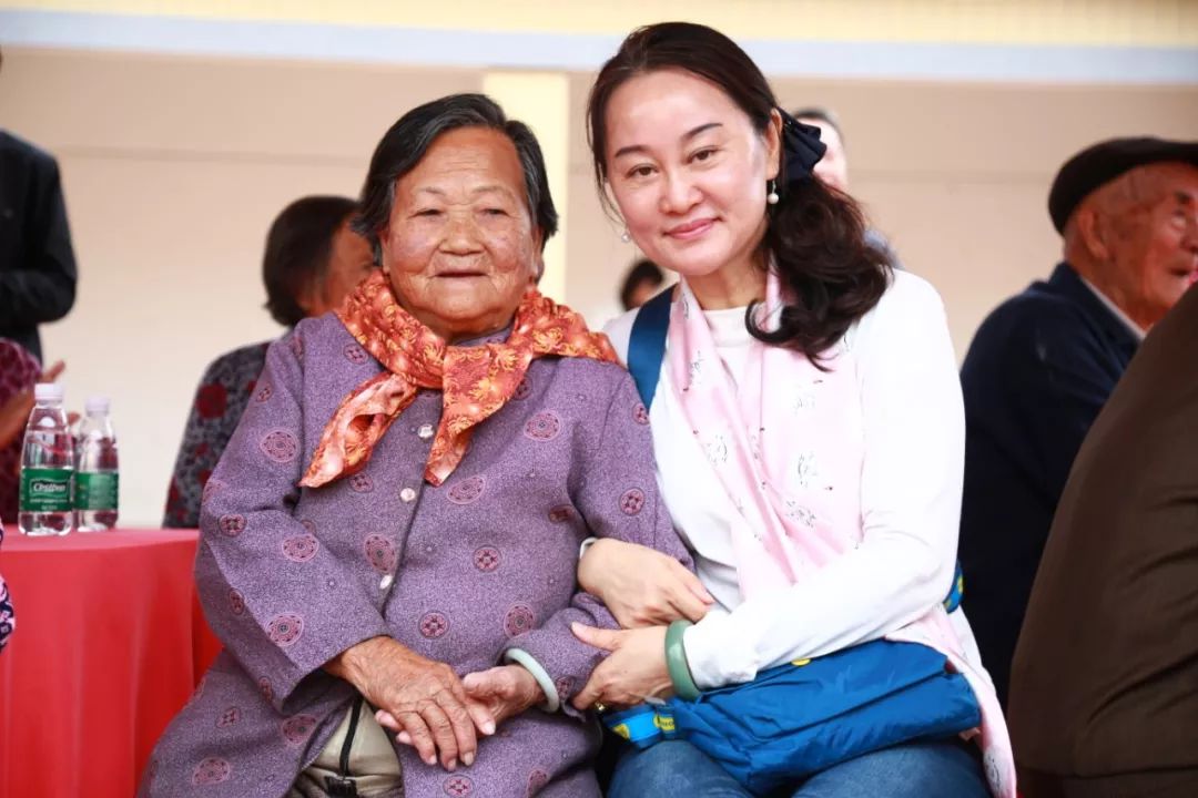 在总结会上,珠海市原人大常委会副主任邓群芳向大家表达亲切问候,感谢