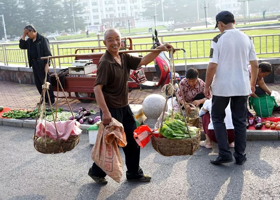 练摊者,街头地摊人,也称小商贩.