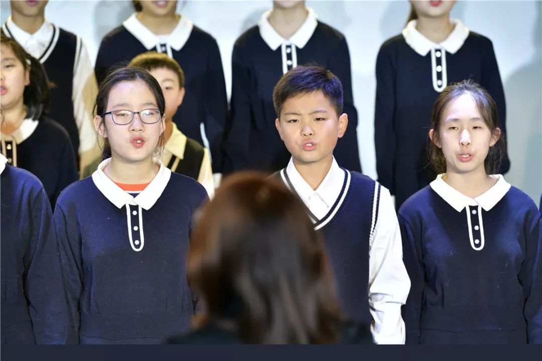 合唱一团给观众带来的主打歌曲是《音有爱》,《笑翠鸟》,《花开的声音