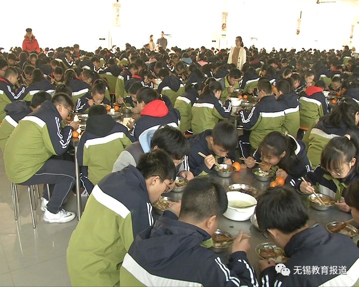 缓缓向旗杆前进,没有伴奏,国歌声响彻操场上空,这正是璜土中学日常的