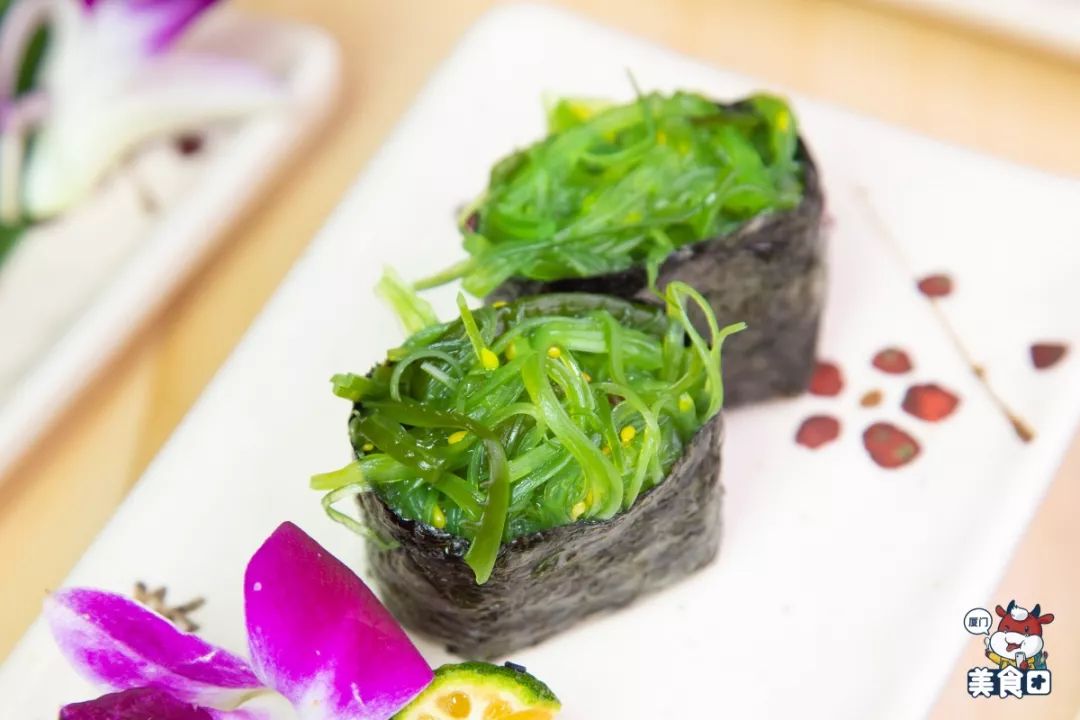 好吃到哭~目鱼军舰vs海藻军舰吃寿司最经典的就是各种口味的手卷,一手