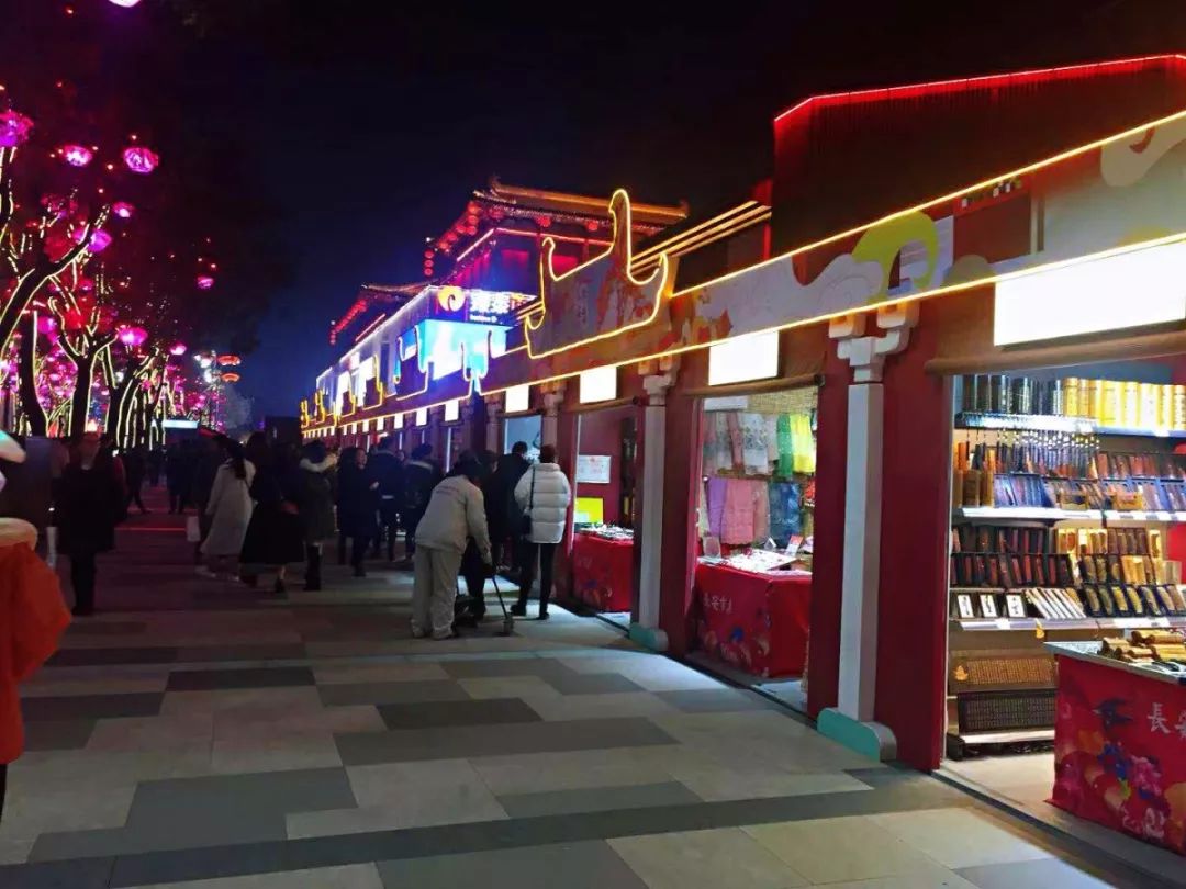 行走在大唐不夜城的步行街上,到处都是宝树银花,流光溢彩.