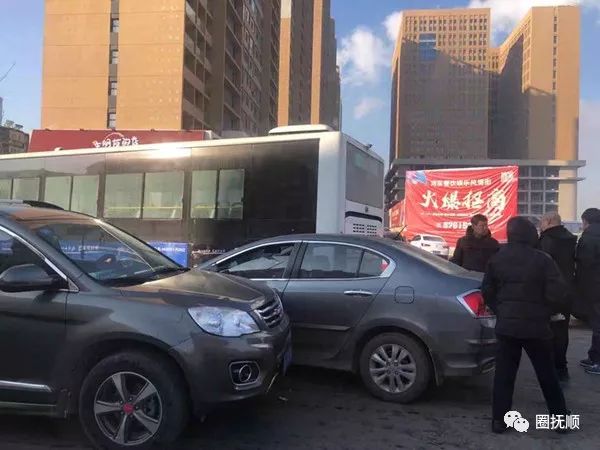 抚顺这路段发生三车相撞事故!严重堵车