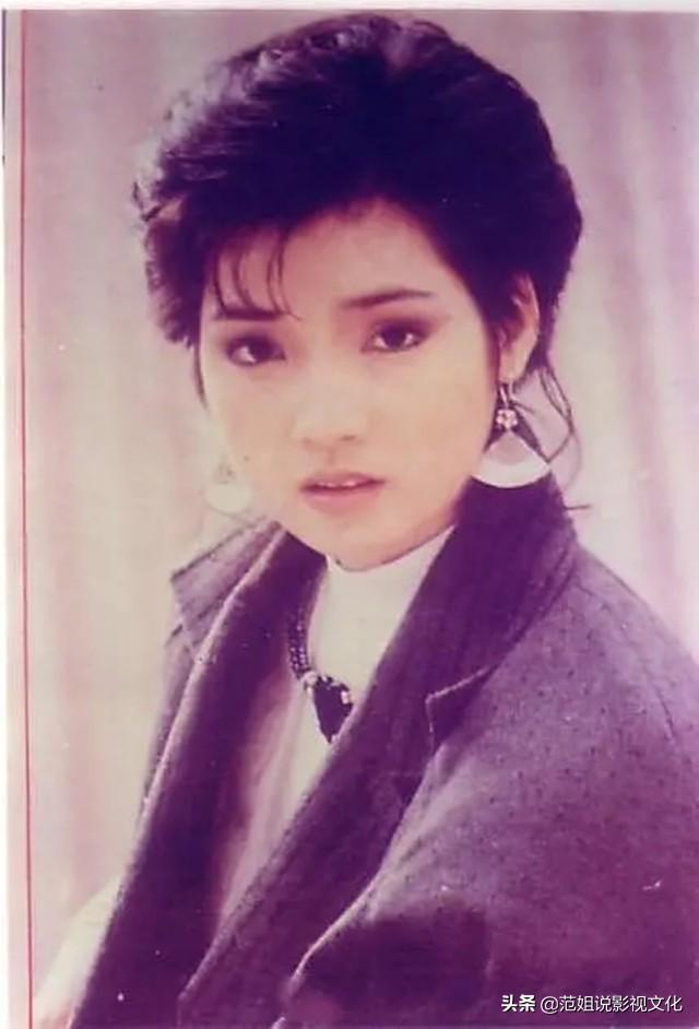 戚美珍还是周星驰青梅竹马的发小,戚美珍的父母是开眼镜店的,周星驰去