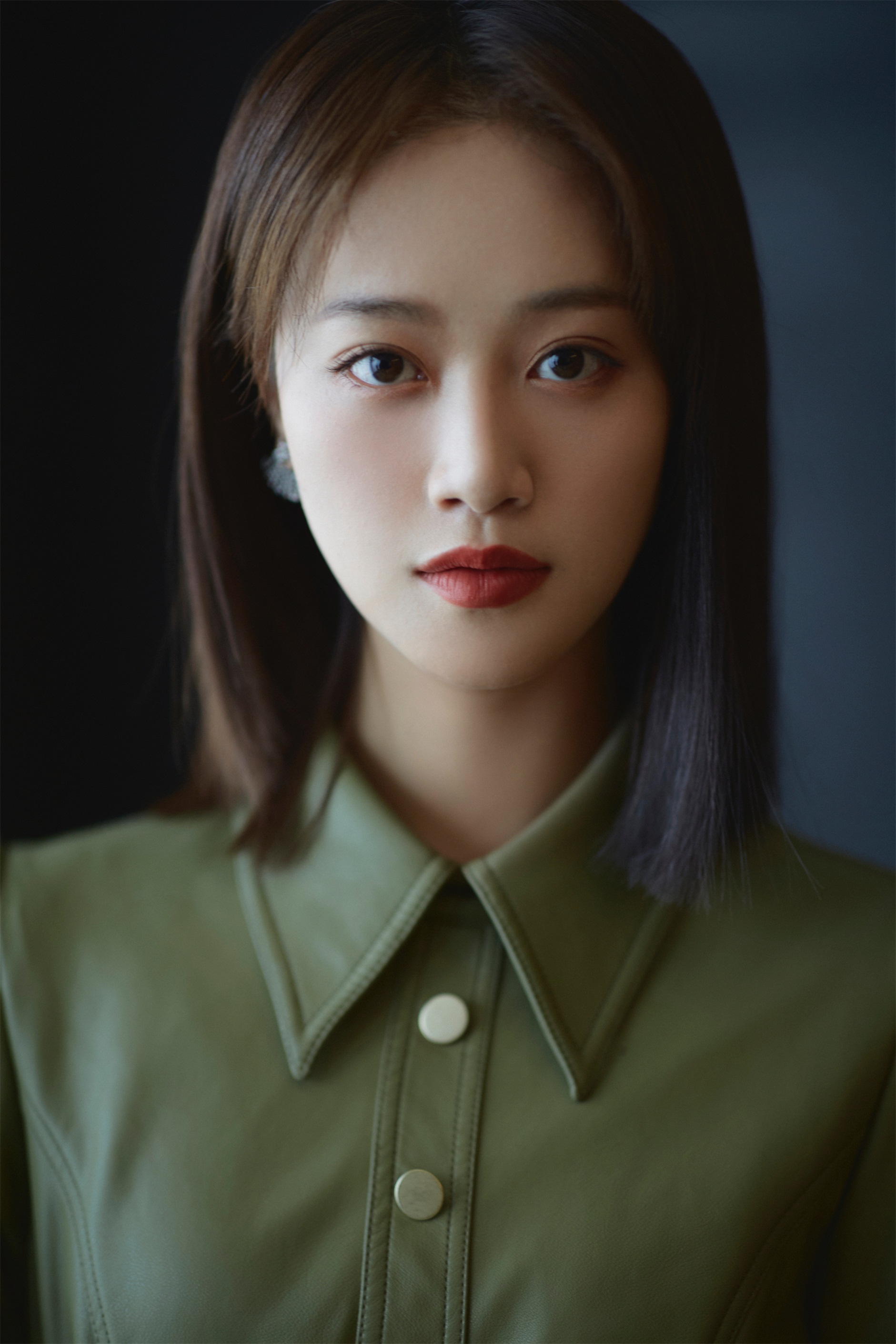 蓝盈莹身着绿色连衣裙,搭配宽腰带亮眼吸睛