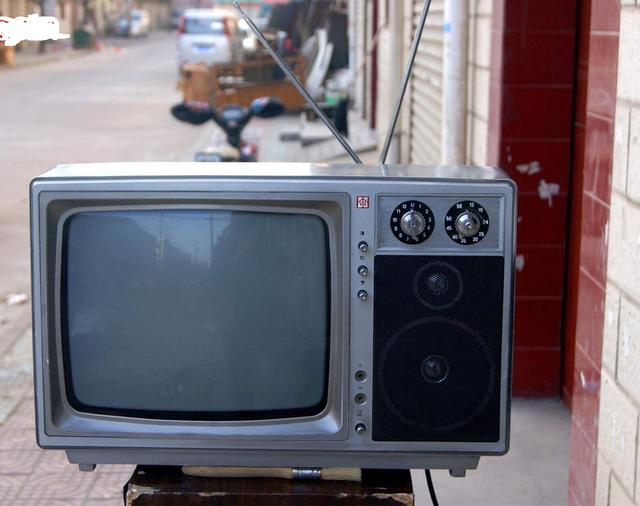 很多东西我们依然在用,比如衣仍穿饭仍吃,家里电视,冰箱还在用,几十年