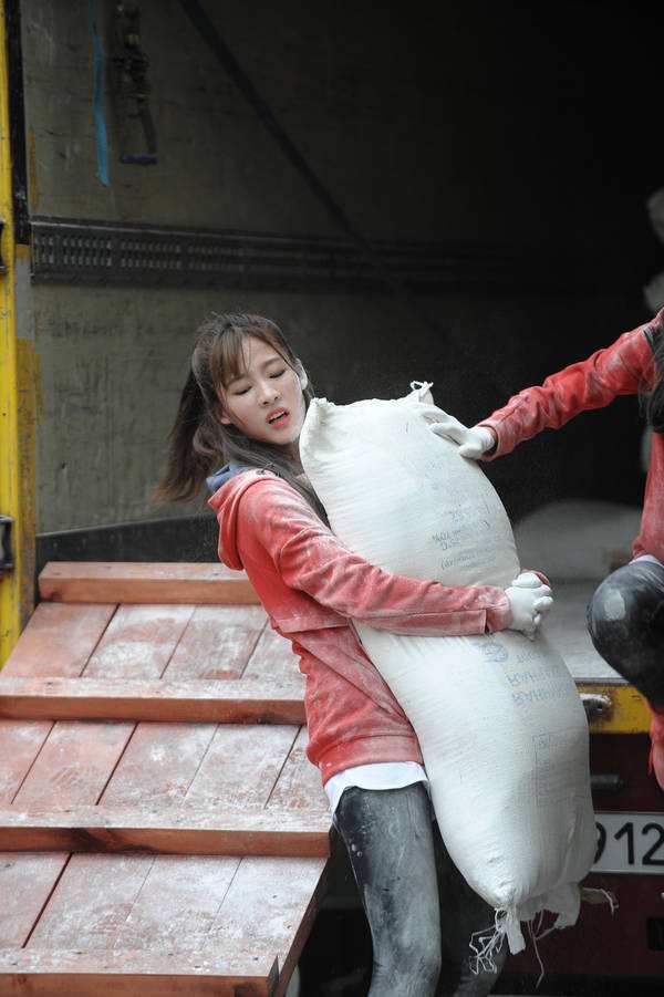 原创搞笑gif动图真正的女汉子呢这得有多重啊就这样扛走了