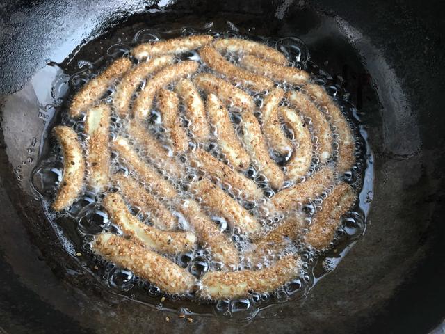 2个鸡蛋,1盘芝麻,教你做新年炸货,又香又酥又解馋,全家爱吃