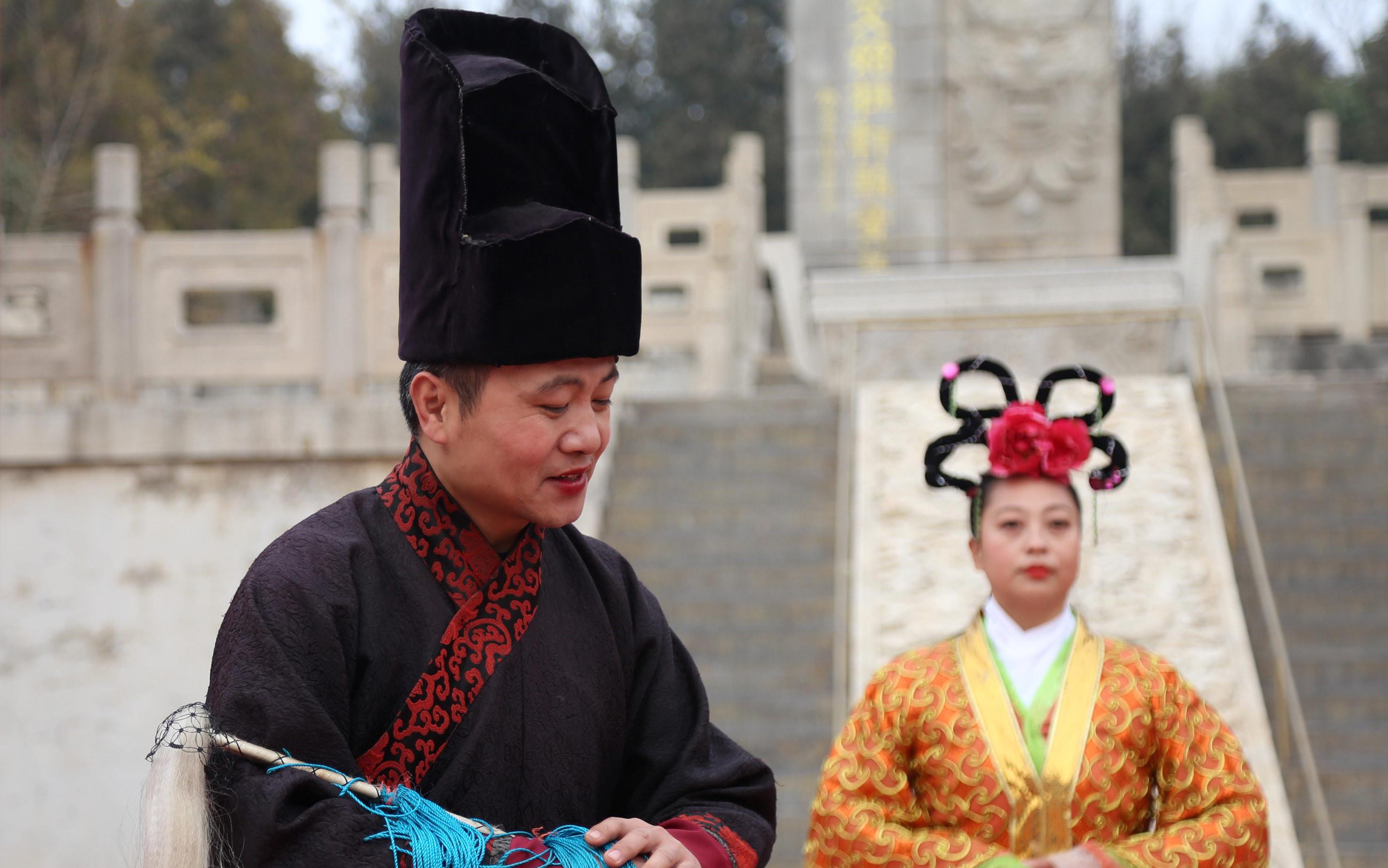 河南小伙专职演太监,妻子刚开始坚决不答应,如今已演十年成网红_李童