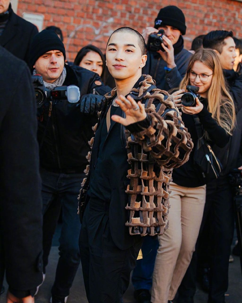 bigbang成员太阳一身霸气造型时装周现身时装周丨利落短发魅力值爆表