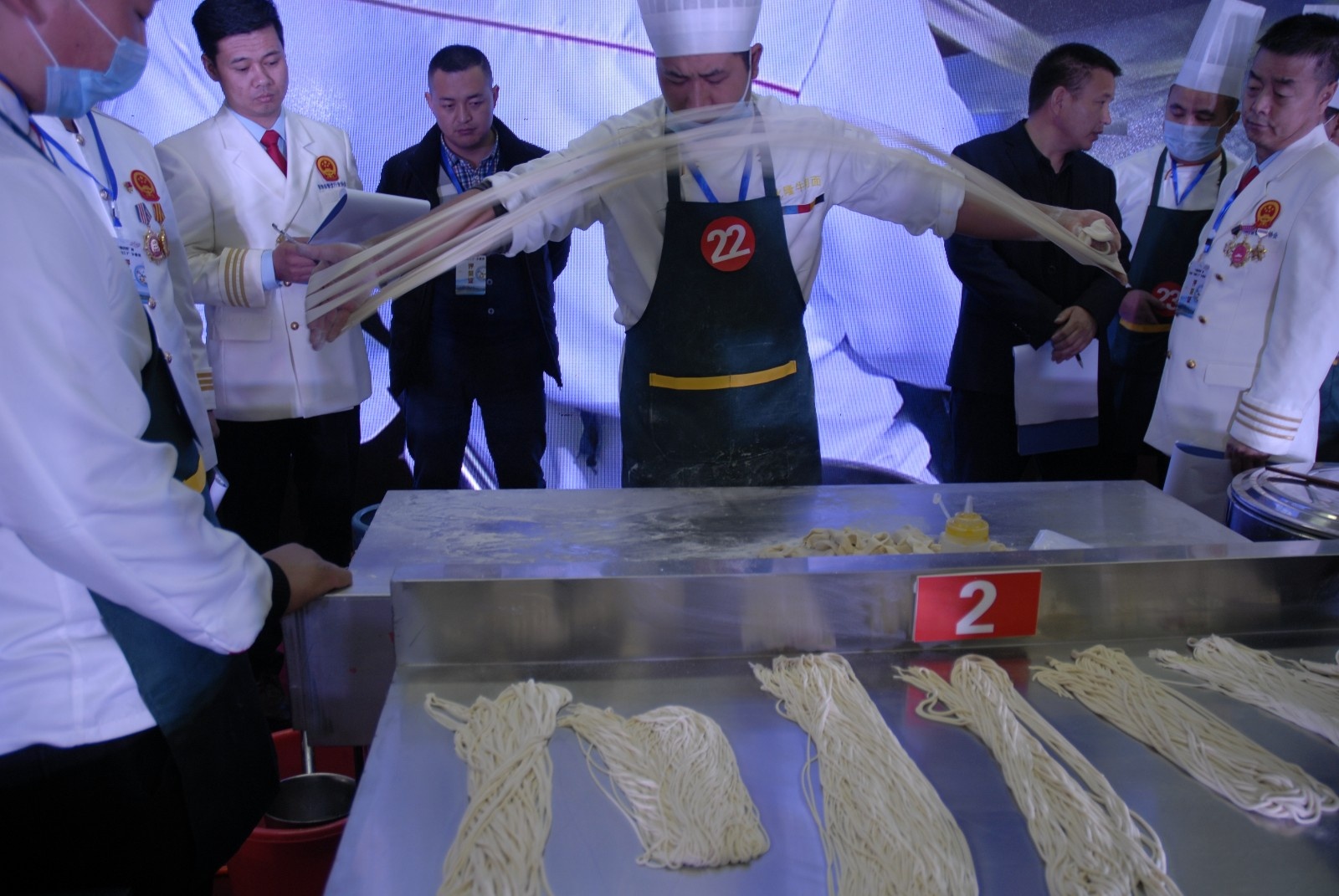 拉面王子争霸赛青海化隆县开赛拉面经济蒸蒸日上