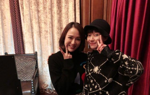 焦俊艳探班导演陈铭章星空毛衣成焦点网友扒出同款很特别