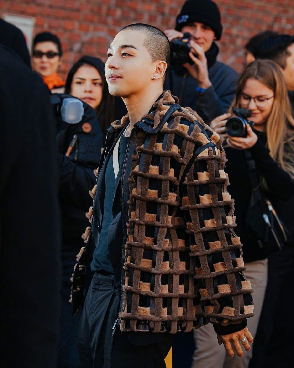 bigbang成员太阳一身霸气造型时装周现身时装周丨利落短发魅力值爆表