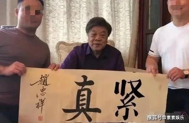 原创倪萍到医院探望赵忠祥面戴口罩神情紧张不时皱起眉头让人担心