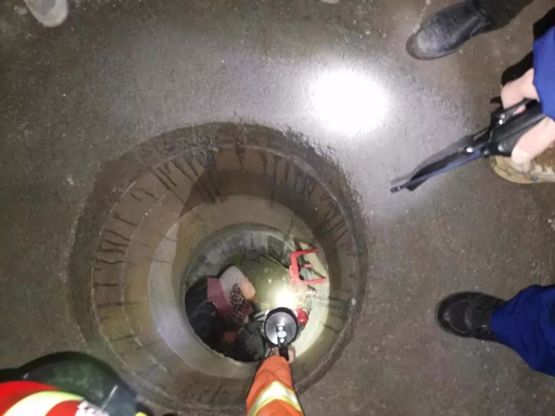 南昌一女子不慎落井消防员下井救援