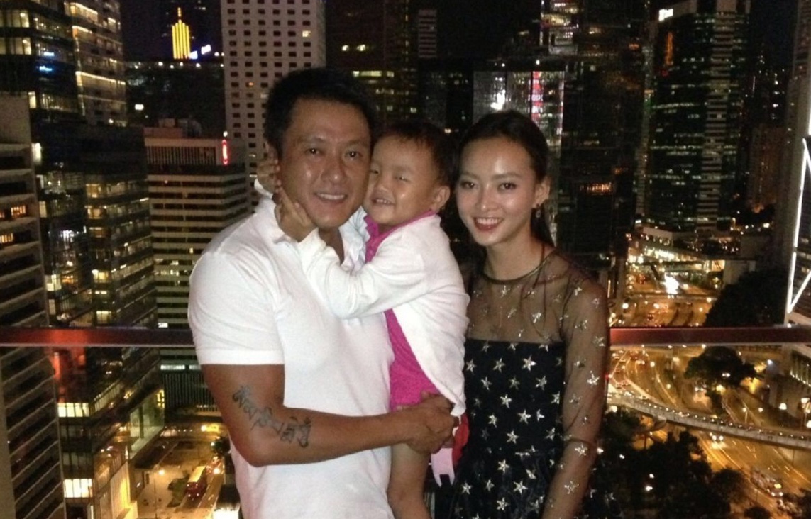 娇妻张利华出轨后火速搬入四千万别墅原来两人在大家面前演了五年戏