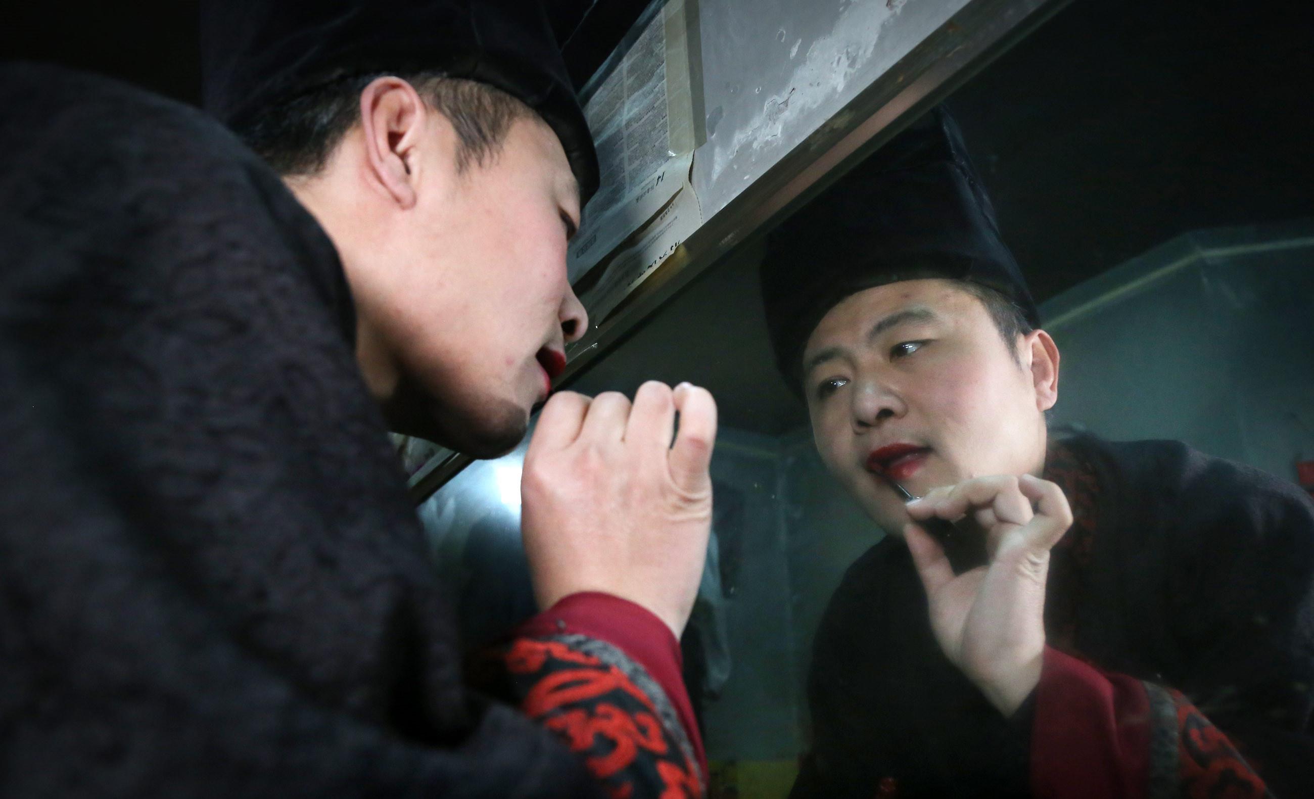 河南小伙专职演太监,妻子刚开始坚决不答应,如今已演十年成网红_李童