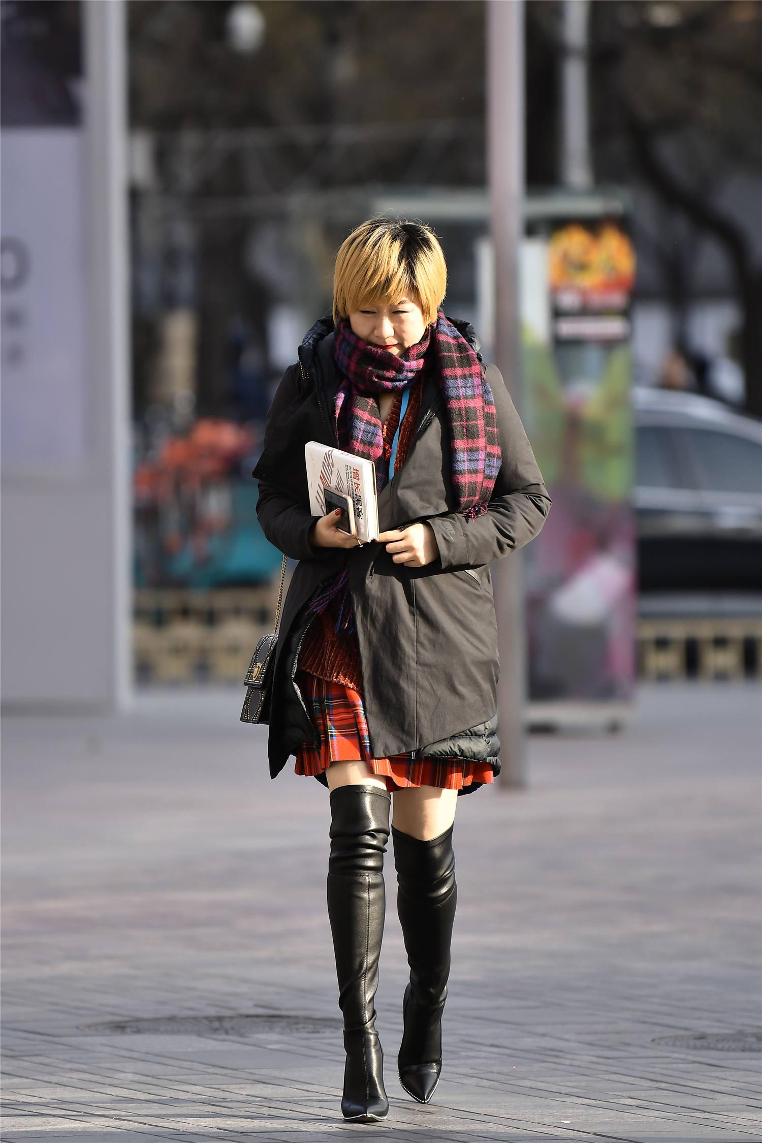 过膝的皮靴还是细高跟的显身材10厘米的高度显气质