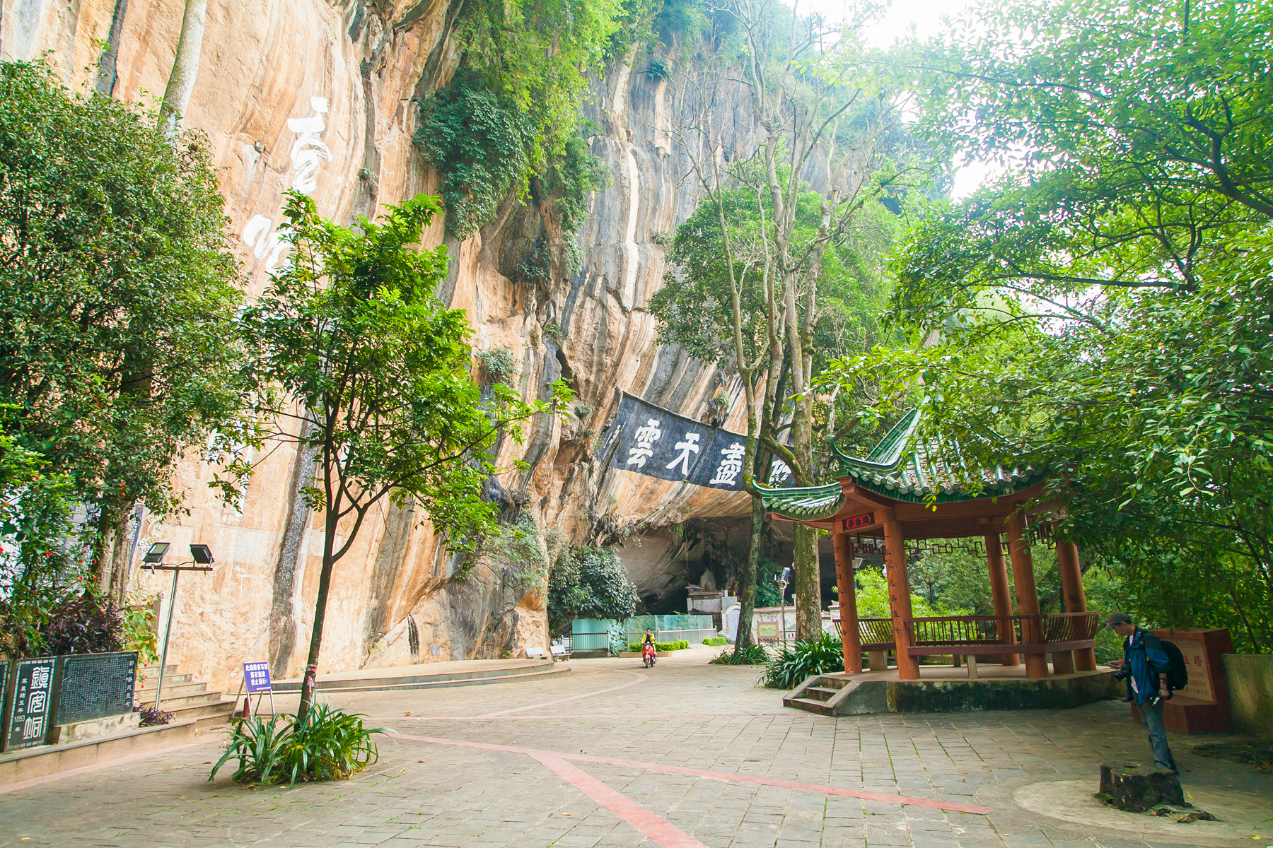 百色那坡县感驮岩那坡县城北有座感驮岩,这里不仅是著名的文化遗址