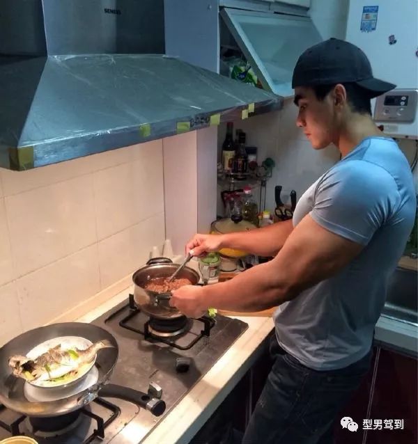 他是上海头牌肌肉教练身材不输欧美巨无霸