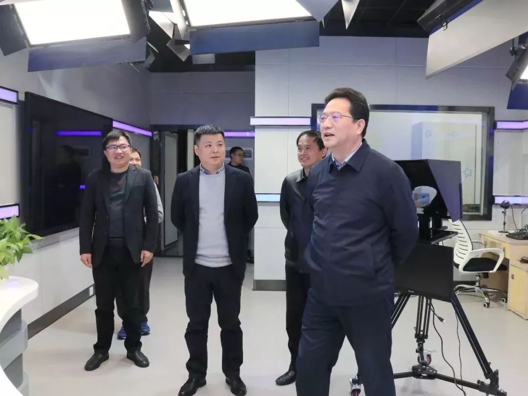 欧阳巧文视察县融媒体中心建设工作