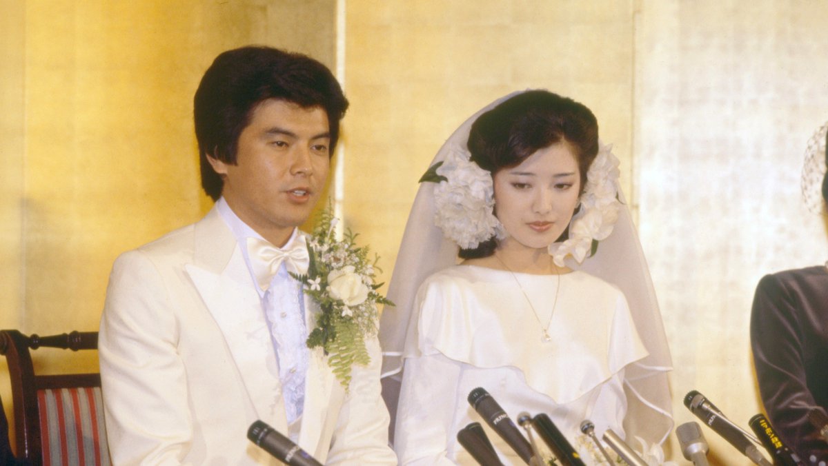日本女星山口百惠年轻照真的很漂亮图8与三浦友和的结婚照