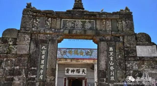 大约在爬半个小时左右看到武当山的第二大景观——古祭坛群.