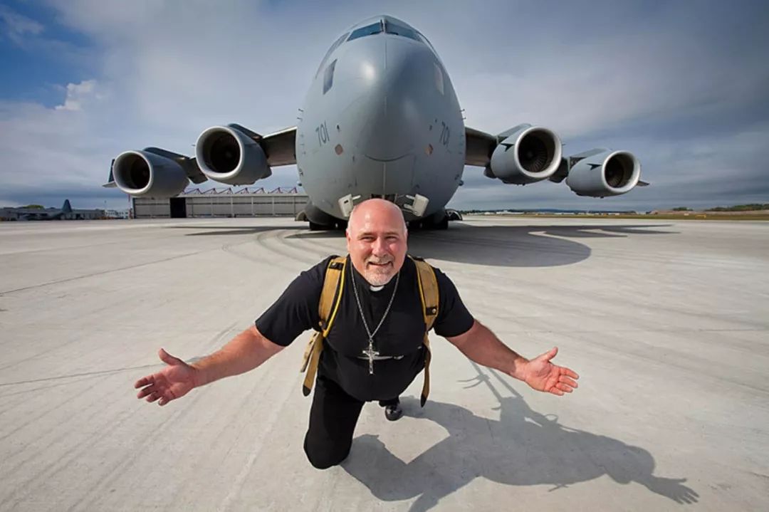 加拿大牧师拉动189吨重飞机屡创大力士记录