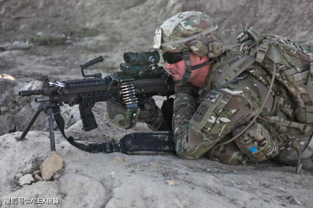 火了30多年cs中的大链儿美军特种兵最爱枪械之一