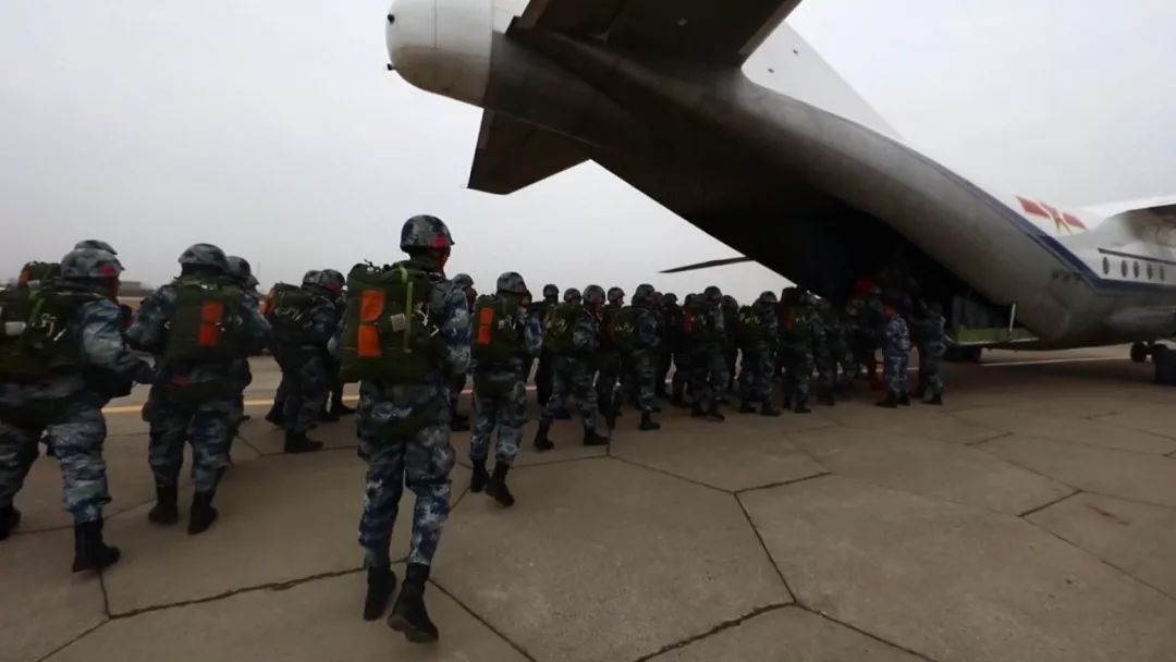 空降兵某旅千余新兵首次大飞机跳伞