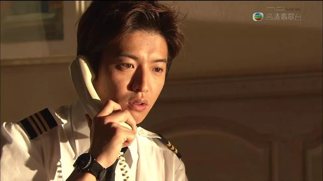 在《good luck》中饰演飞行员新海元,让陷入低迷的日本航空业重新回暖