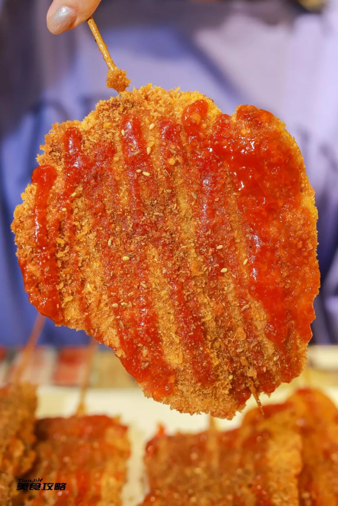 亲自手工压制的鸡排在面包糠里滚上一圈.