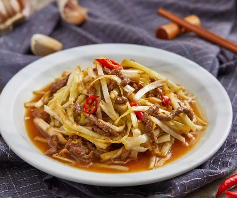 每次吃25～30克就够了,大概一巴掌大一元硬币厚的这么一片~比如炒瘦肉