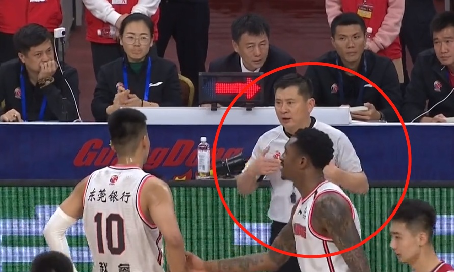 原创被59号裁判吹技术犯规!35号裁判对着赵睿大喊,王晗的笑意味深长