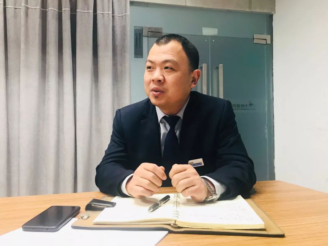 图:大观国贸商户服务中心总监程子恒听取商户反馈图:大观国贸总经理马