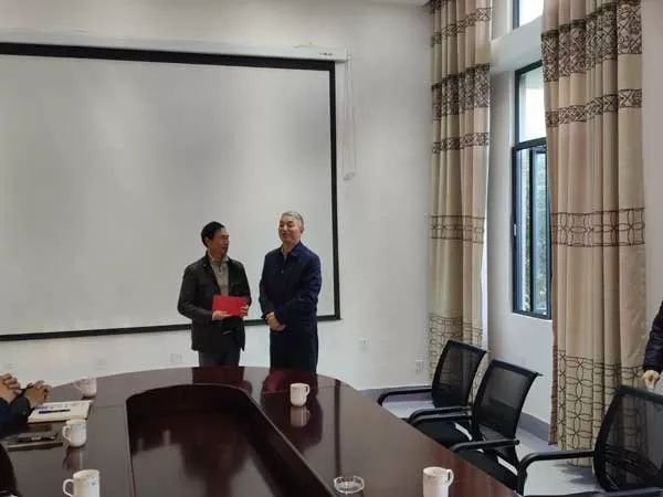 西双版纳州人大常委会副主任,勐海县委书记洪国正到茶叶所走访慰问