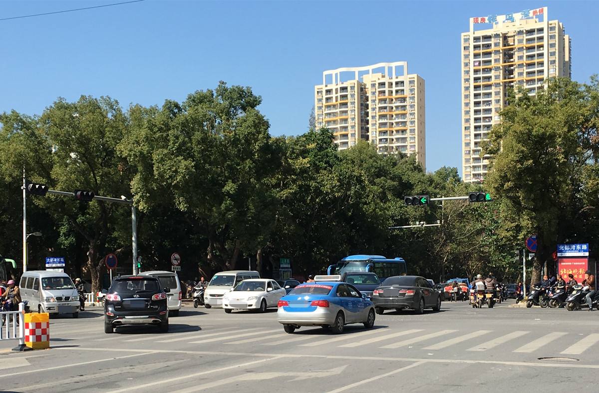 即日起,十字路口处有这样转弯的,一律会按扣分罚款处理?