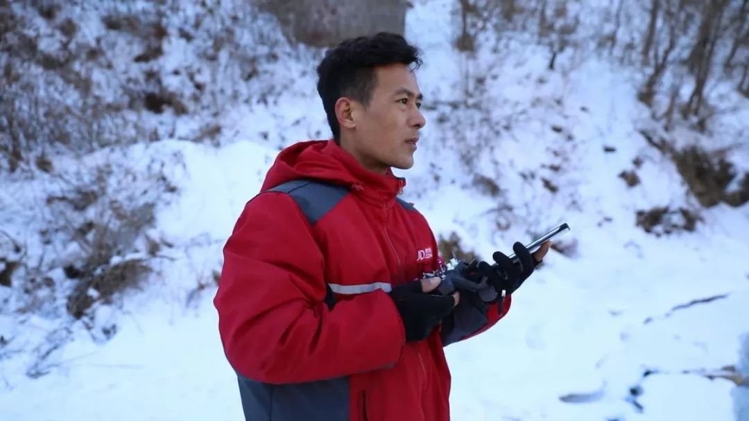 河面薄冰封路,东北冬天咋送快递?这小哥的操作绝了!