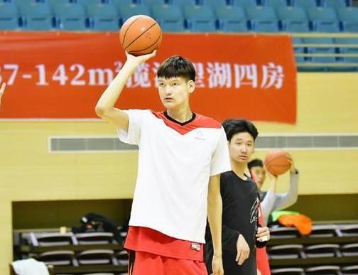 22米,展现出色的篮球天赋,接班姚明不是痴人说梦_高世鳌