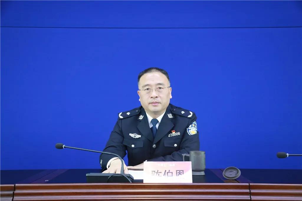 出席新闻发布会台州市公安局党委委员,副局长陈伯恩介绍禁毒"云战"
