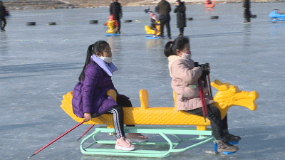 偌大的湖面形成了一个天然的滑冰场.
