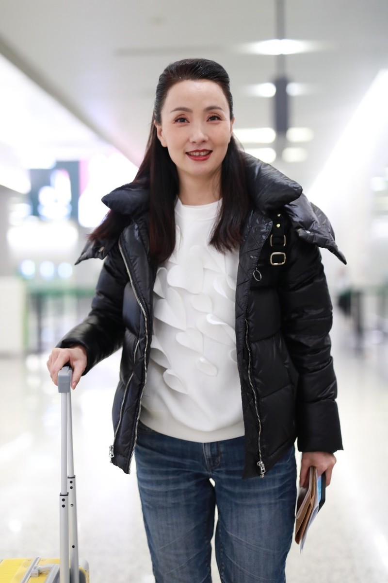 陶虹潇洒走机场穿修身衣裤不见长腿细腰身材越来越像徐峥